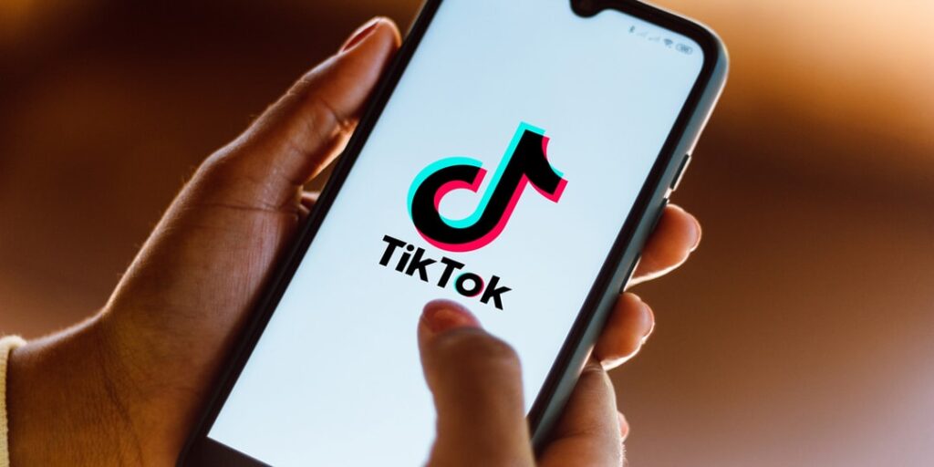 TikTok’s AI-powered Creative Assistant is now available directly in Adobe Express - Guide
